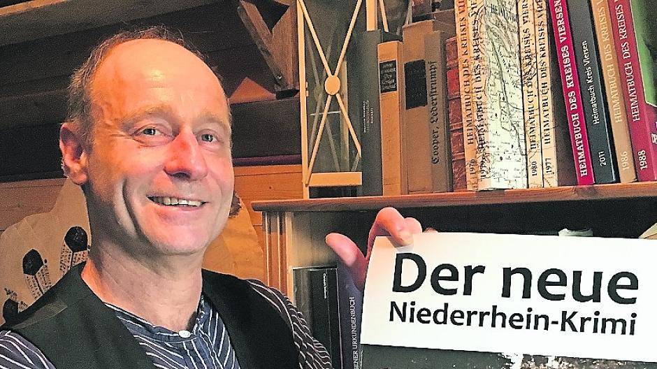  Der Viersener Christoph Nellessen zeigt ein Plakat seines neuen historischen Krimis. 