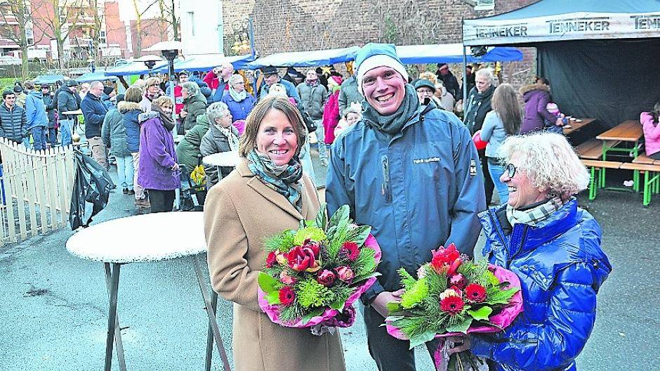 Bürgermeisterin Sabine Anemüller eröffnete den Weihnachtsmarkt gemeinsam mit Fabrikdirektor Patrick Hölscher und der Tafel-Vorsitzenden Luzia Witthake.