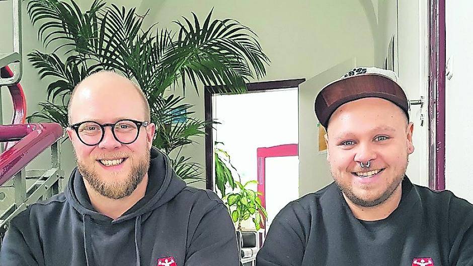  Die jungen Braumeister Florian Ackens und Jan-Philipp Eccher.  