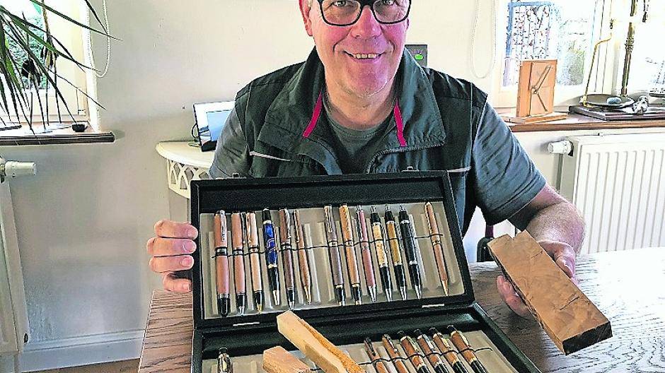 Tischlermeister Michael Zenz drechselt Kugelschreiber aus dem Holz der gefällten Leuther Blutbuche.