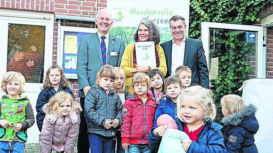 Natupark-Schwalm-Nette-Geschäftsführer Michael Puschmann, Kita-Leiterin Michaela Berndt und Bürgermeister Frank Gellen (v.l.) mit Kindern der Kita.