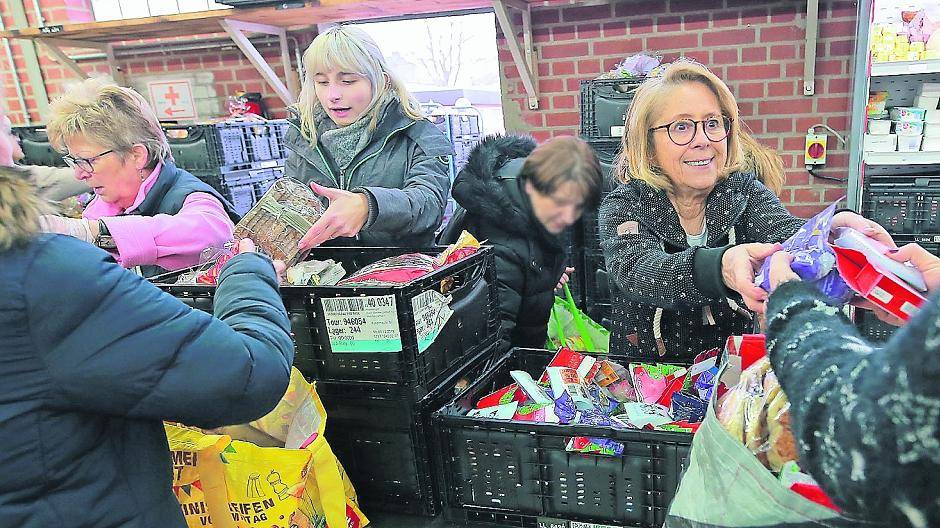  Die Gladbacher Tafel bei der Essensausgabe — nach den Feiertagen sind auch Weihnachtsleckereien dabei. 