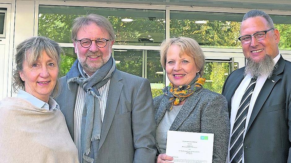  Lehrerin Anette Klapperich, Schulleiter Karl-Heinz Greverath, Veronika Kreuzer von der Wirtschaftsförderung und Alexander Michalek von der Barmer Viersen (v.l.) besiegelten die Kooperation zwischen Barmer und Berufskolleg Viersen. 