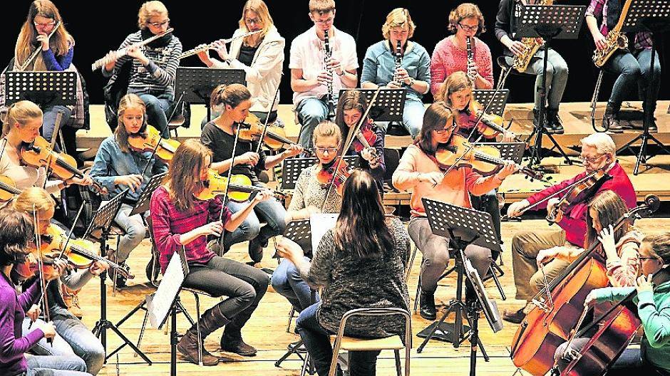  Das Orchester am Werner-Jaeger-Gymnasium eröffnet die Theatersaison. 