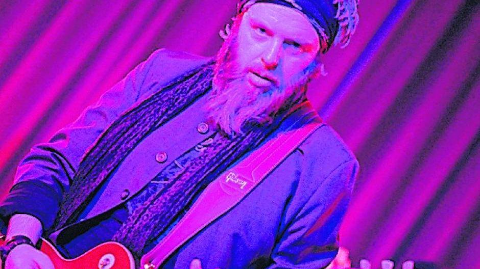 Die beiden freundlichen Anheizer -Gitarristen- beim Dorfrock am kommenden Freitag: „Paddy“ Zimmermann von der Stones Tribute Band (oben) und Jens Terstappen von „The Six Pack“ (links).