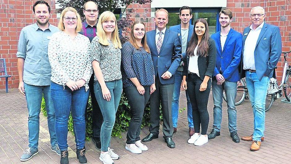  Fünf Nachwuchskräfte haben ihre Ausbildung bei der Stadt erfolgreich beendet (v.l.): Jonas Sagel, Sarah Gey, Phillipe Andre Kober, Lisa Rotering, Isabell Bartholomei, Christian Wagner (Bürgermeister), Frank Facklam (Ausbildungsleiter), Alicja Karpeta, Till Deckers, Michael Menzel (Leiter NetteService). 