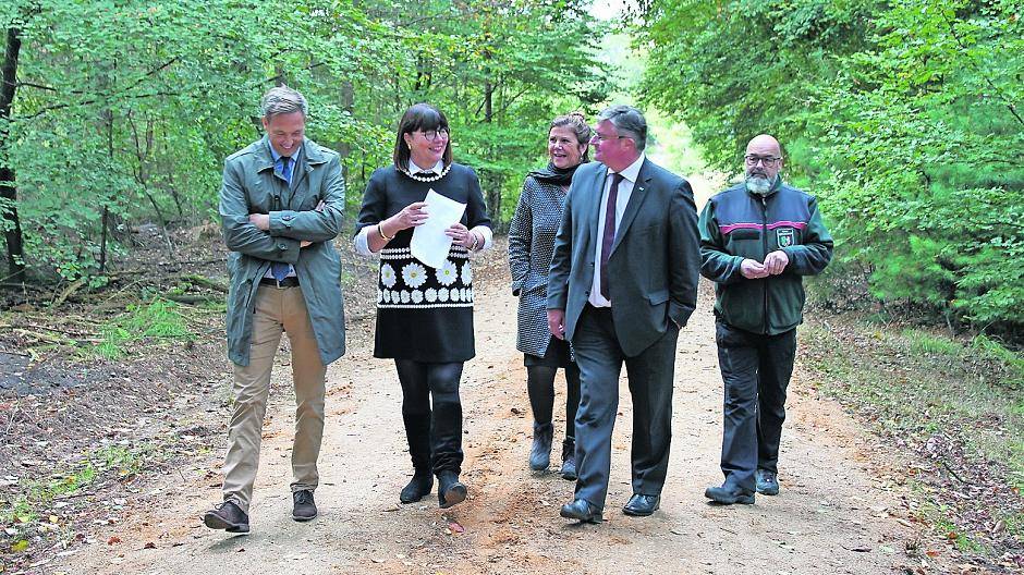  Matthias Laufer und Petra Bach, Geschäftsführer der FriedWald GmbH, mit Marie-Luise Schrievers von der Gemeinde Niederkrüchten, Bürgermeister Kalle Wassong und Gemeindeförster Wilfried Kaufhold. 