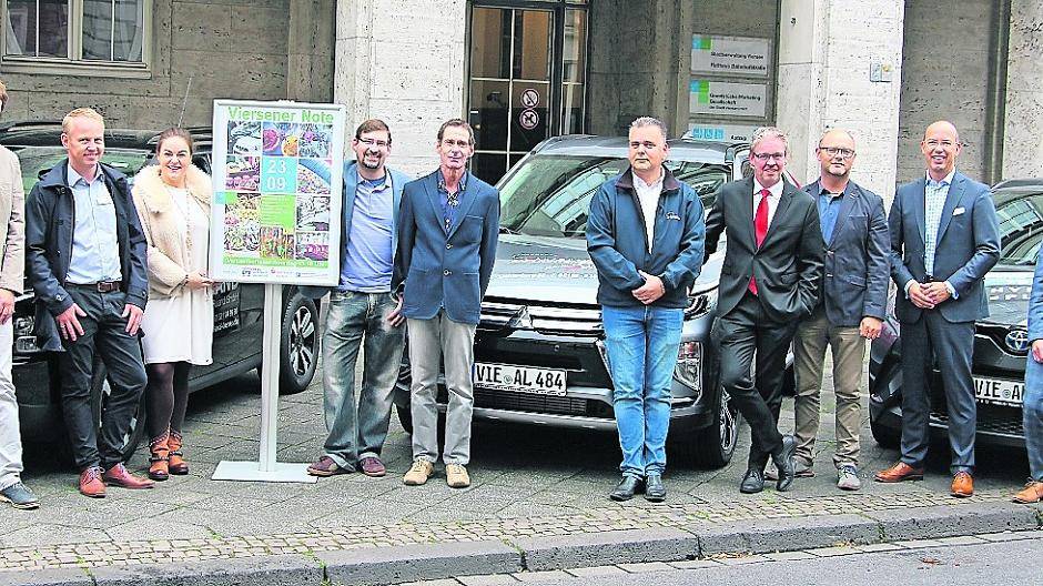 Das Gruppenbild zeigt das Organisationsteam des Stadtfestes und Teilnehmer mit Vertretern von Autohäusern, die bei der Viersener Note ihre neuen Modelle präsentieren.