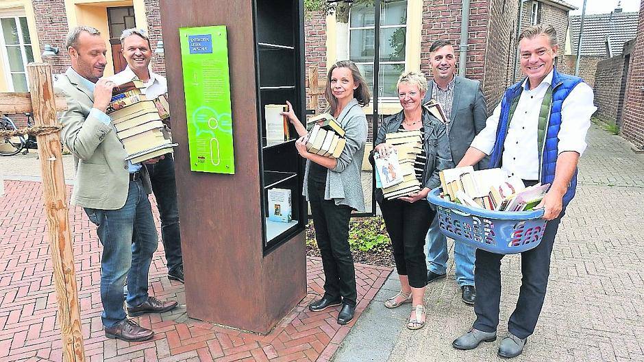  Nach der unsinnigen Brandstiftung vom 27. Juli hat die innogy die Reparatur des Bücherschranks gesponsert — ganz zur Freude von Bürgermeister Frank Gellen (r.). 