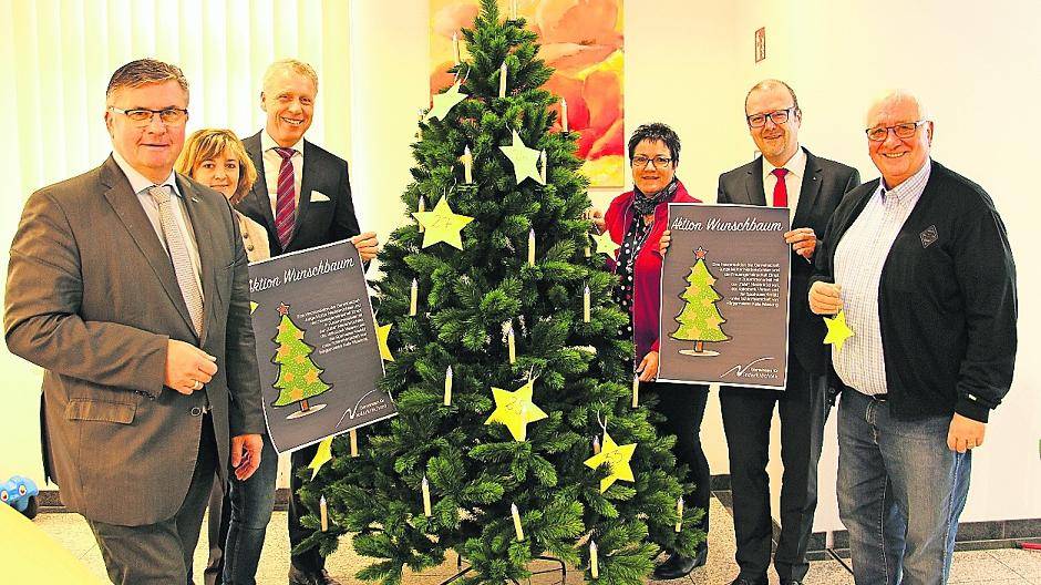 Noch hängen die Wunsch-Sterne am Weihnachtsbaum in der Volksbank-Filiale in Niederkrüchten. Ab dem 3. Dezember können die Wünsche gepflückt werden.