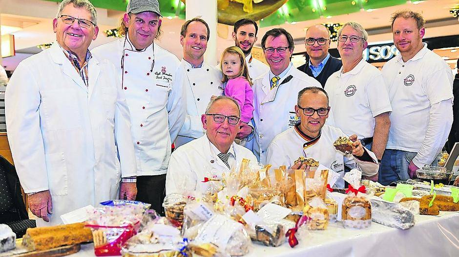  Strahlende Mienen bei den Bäckern und bei Prüfer Karl-Ernst Schmalz (sitzend rechts).  