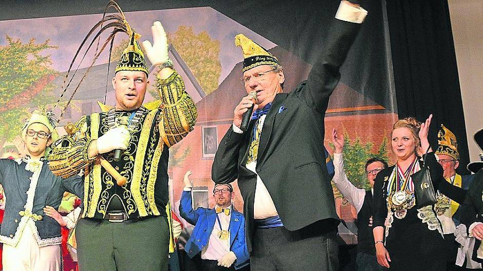  Die Proklamation ist geschafft: Auf Prinz Wladi I. ein donnerndes Brüggen Gold-Blau von Sitzungspräsident Klaus Steinbach.  