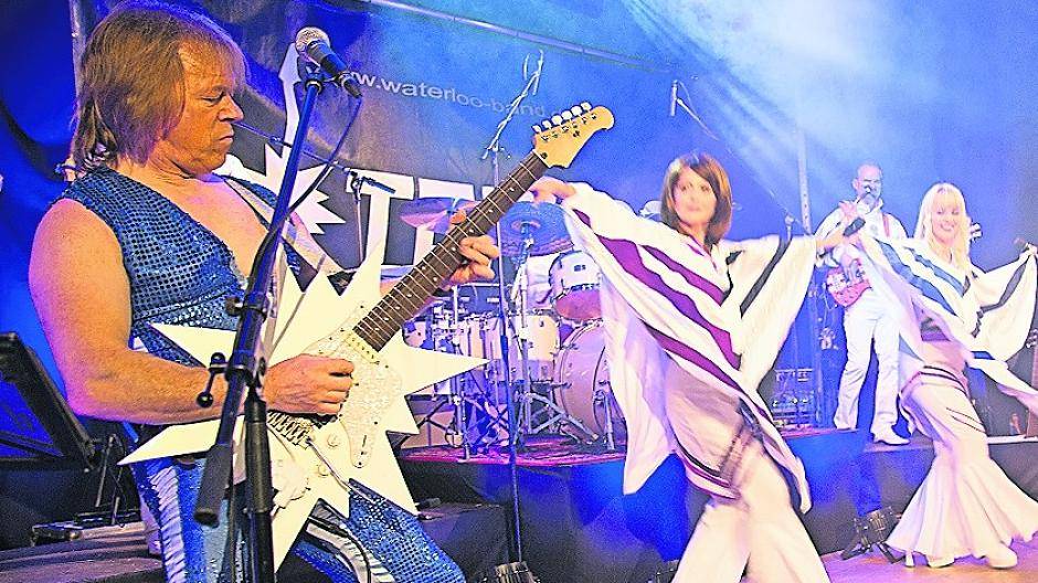  Die ABBA-Coverband „Waterloo — A Tribute to ABBA“ bringt die Hits der Kultband originalgetreu auf die Bühne. 