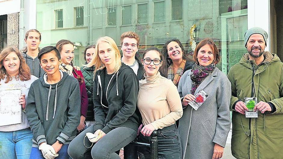  Die Jugendlichen mit Bürgermeisterin Sabine Anemüller, Ortsbürgermeisterin Simone Gartz und Investor Ulf Schröders. 