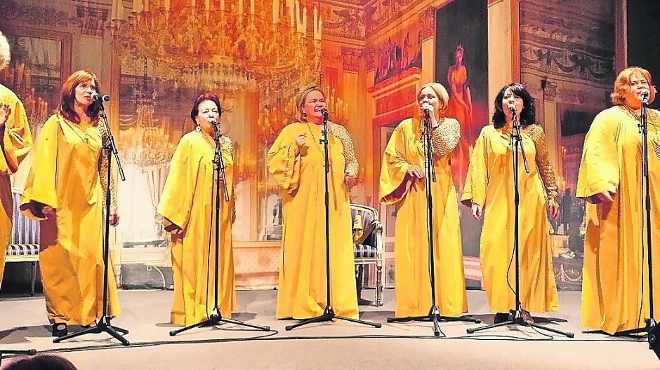 Sieben stimmgewaltige Sänger bringen mitreißende Gospelsongs in die Kirche.