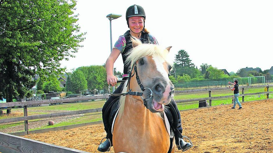 Verstehen sich gut: Kimberly und der Haflinger Strauchdieb.