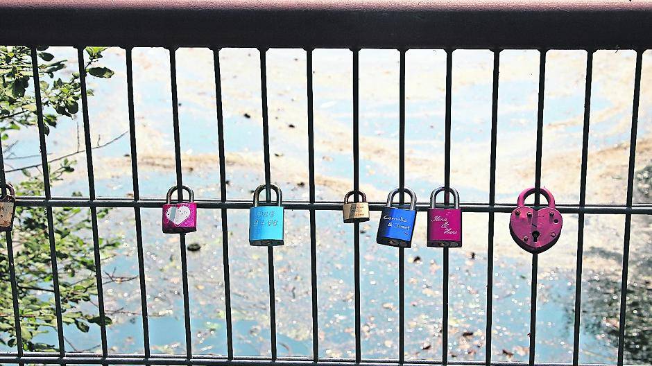  Vielleicht ist eine Brücke genau der richtige Ort, um ein Liebesschloss aufzuhängen — denn Brücken verbinden. 