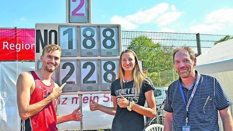 Meetingdirektor Detlef Vieth mit den Siegern Mateusz Przybylko und Nicola McDermott.