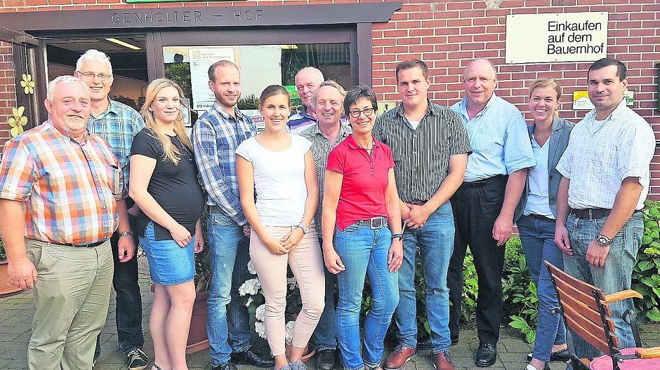 Gertrud Ingenrieth, Mitte, stellt mit Ihrem Mann Hermann Ingenrieth, 2.v.l. hinten, dem CDU-Kreisagrarausschuss und Agrobusiness Niederrhein die Direktvermarktung des Genholter Hof vor.