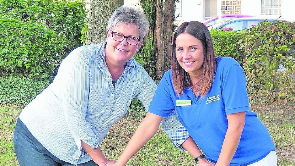  Erklären und zeigen am 15. September alles rund um den Rollator: Elke und Pia Gotzen. 