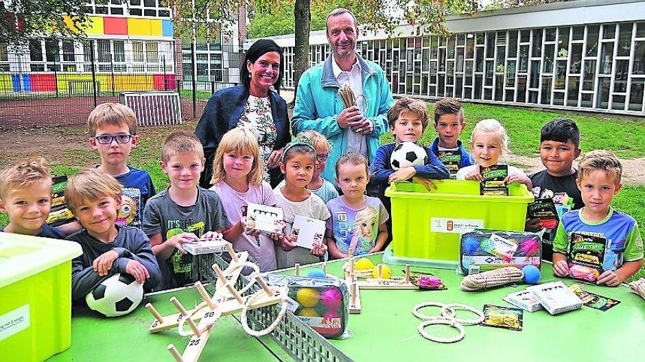 Die Erstklässler der Kreuzherrenschule in Brüggen freuen sich über die Bewegungspakete.