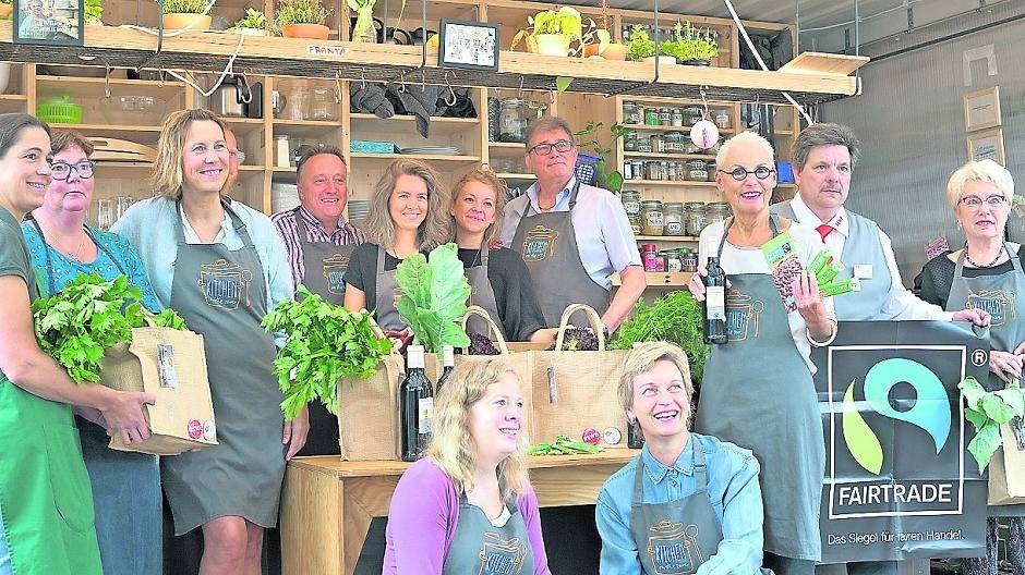 Bürgermeisterin Sabine Anemüller (3.v.l.) präsentiert gemeinsam mit Vertretern des Citymanagements, des Werberings Viersen aktiv, der Königsburg und „Kitchen on the Run“ den „Jute Shopper“.