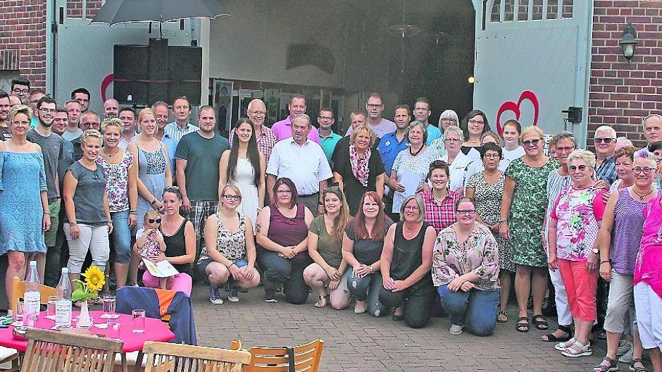 Bürgermeister Frank Gellen (rechts) überreichte den Ehrenamtlern die Ehrenamtskarten höchstpersönlich.