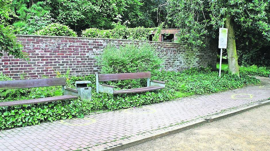  Im Casinogarten wurde die 15-Jährige erstochen. Die Polizei hat die Blutspuren mit gelber Farbe markiert. 