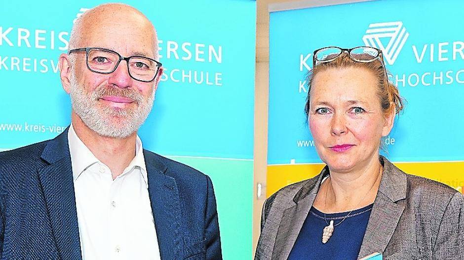 Kreisdirektor und Bildungs-Dezernent Ingo Schabrich und Bianca Goertz, Direktorin der Kreisvolkshochschule, mit dem kommenden Semesterprogramm.
