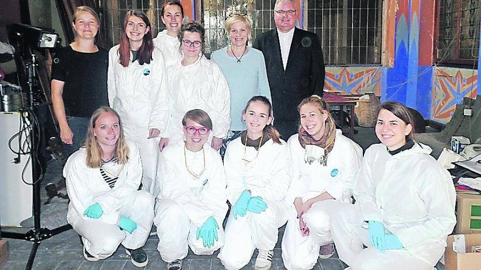 Die acht Engel Lisa Heinrich, Anika Bilinski, Daria Kuzak, Katharina Hünerfauth, Nelly Paletta, Jessica Fabritius, Charlotte Stahmann und Tania Grevolosa Dorca mit (v.l.) Anne Heckenbücker, Dr. Regina Urbanek und Pfarrer Jan Nienkerke.