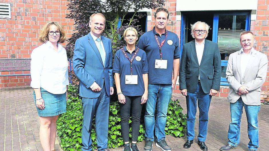  Treffen im Nettetaler Rathaus (v.l.): Eva Bosniakowski, DRK-Kreisgeschäftsstelle, Bürgermeister Christian Wagner, Simone Silberberg, DRK-Werberin, Stefan Hülsmann, DRK-Werber, Detlef Blank, DRK-Kreisgeschäftsführer und Jörg Breitenfeld, DRK-Landesverband. 