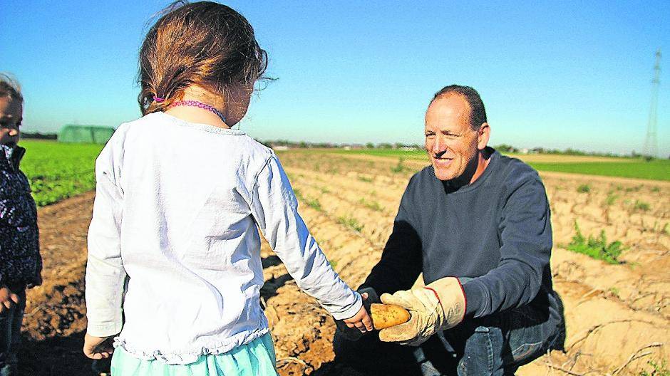 Bauer Hans-Michael Hansen erklärt, woher die Kartoffeln eigentlich kommen.
