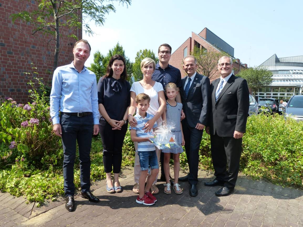 Christian Roll (City Online-Medien), Sabine Monz (Zentralbereich Wirtschaft und Marketing), Diana, Daniel, Max und Marlene Schürmann, Bürgermeister Christian Wagner und Wirtschaftsbotschafter Robert Hellmann (von links) gaben den Startschuss für den neuen Imagefilms der Stadt Nettetal.