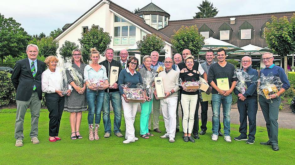 Offizielle des Vereins mit den erfolgreichen Golferinnen und Golfer: (vordere Reihe) Dr. Alexander Herz, Gabriele Roos, Belinda Braun, Martina Zirkel, Hubert Niewerth, Hilde Cüppers-Dautzenberg, Gisela Evers, Josef Cüppers, Martina Schaefers, Christian Voelker, Heinz-Leo Schrötgens und Willi Schmitz; (hintere Reihe) Platzwart Bernd Ohlenforst, Ernst Evers, Präsident Dr. Bernd Koenes, Edgar Schaefers, Ralf Sieben.
