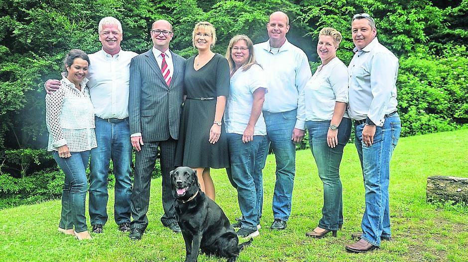 Das neue Prinzenpaar beim Festausschuss Süchtelner Karneval (v.l.): Heike und Thomas Biastoch, das Prinzenpaar 2018/2019 Gregor I. (Mackes) und Daniela I. (Erkes), Nicole und Burkhard Klein sowie Heike und Dirk Hechel. Es fehlen Vera und Helmut Kallen.