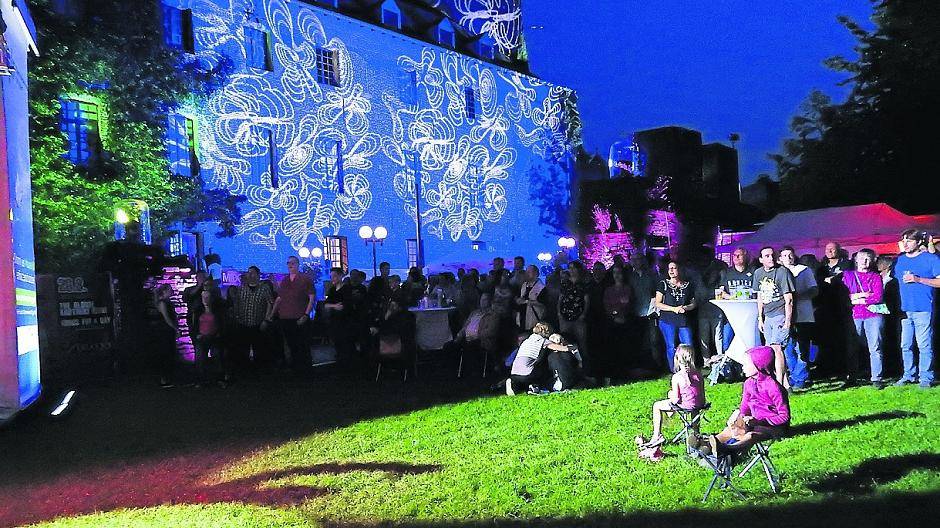  Buntes Lichtspektakel: Die Burg Brüggen leuchtet am kommenden Wochenende wieder in schönen Farben beim Festival „Brüggen-Klassik“. 