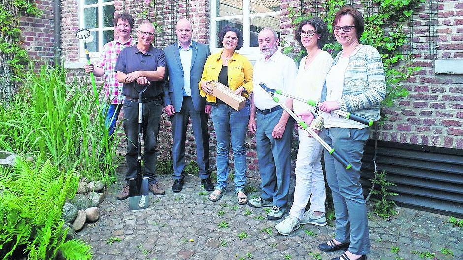  Präsentierten das „Neller Appeldröpke“: Paul Lentzen, Thomas Dornseifer, Bernd Gather, Marlies Menzken, Paul Derix, Hildegard Reinhardt, Stephanie Liebens. 