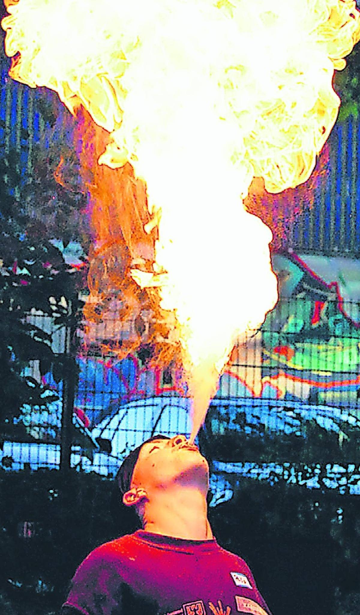 „Feuerspucken“ ist einer von vielen Workshops beim diesjährigen Kulturrucksack-Programm.