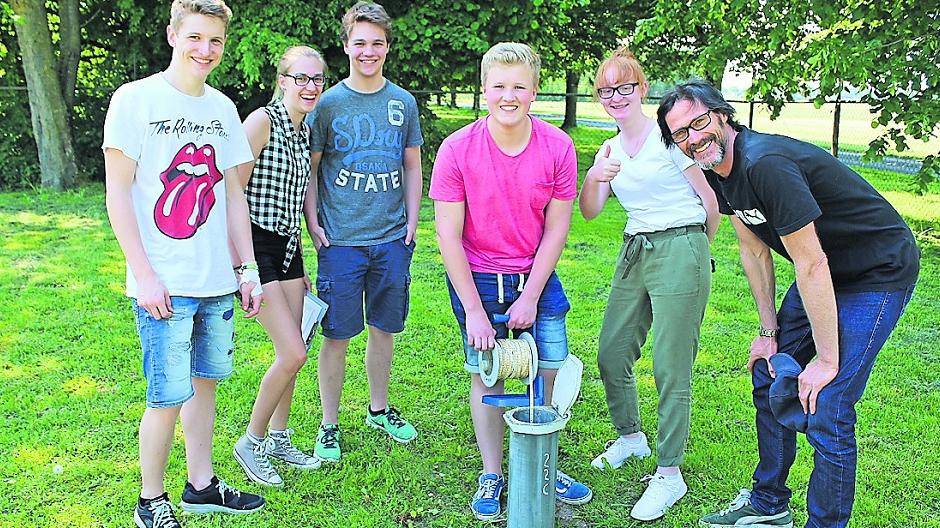  Technik, die begeistert. Simon Hartges, Schüler des Werner-Jaeger-Gymnasiums, hält das Kabellichtlot (Mitte) für den „Pumpenversuch“ unter der Leitung seines Biologie- und Chemielehrer, Dirk Hintzen (r.) bereit. 