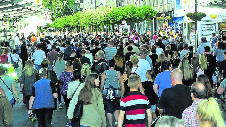 Hunderte zogen beim Trauermarsch durch die Stadt. Fotos (2). Horst Siemes