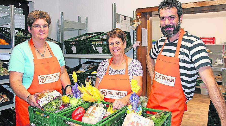  Michaela Mackes, Maria Kamps und Yasser Dahal (von links) helfen ehrenamtlich bei der Essensausgabe. 