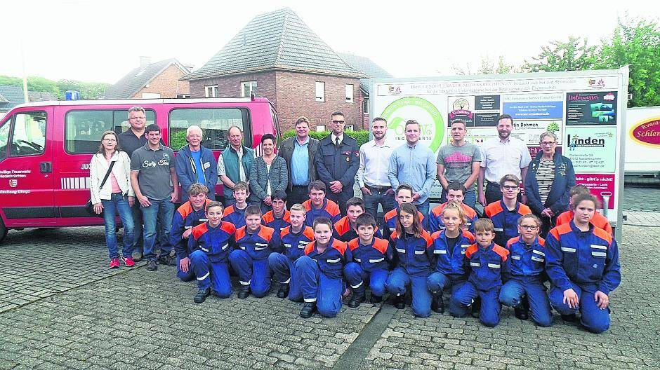 Fröhliche Gesichter bei der offiziellen Übergabe des Spielewagen mit Jugendfeuerwehr, Sponsoren und Marianne Lipp (rechts außen).