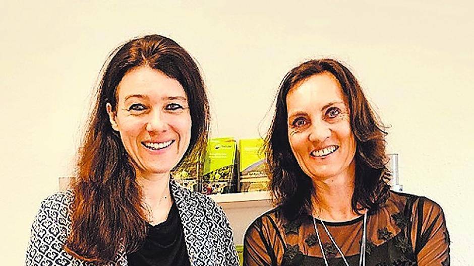 Sabine Monz und Ulrike Cronen vom Zentralbereich Wirtschaft und Marketing freuen sich über die erfolgreiche Bewilligung.