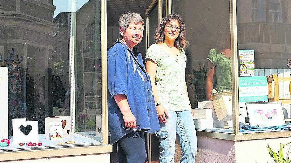 Maria Koppka (rechts) betreibt den „Samstagsladen“ in Dülken. Zum Angebot gehören Produkte der Süchtelner Seidenmalerin Gabriele Hirsch (links).