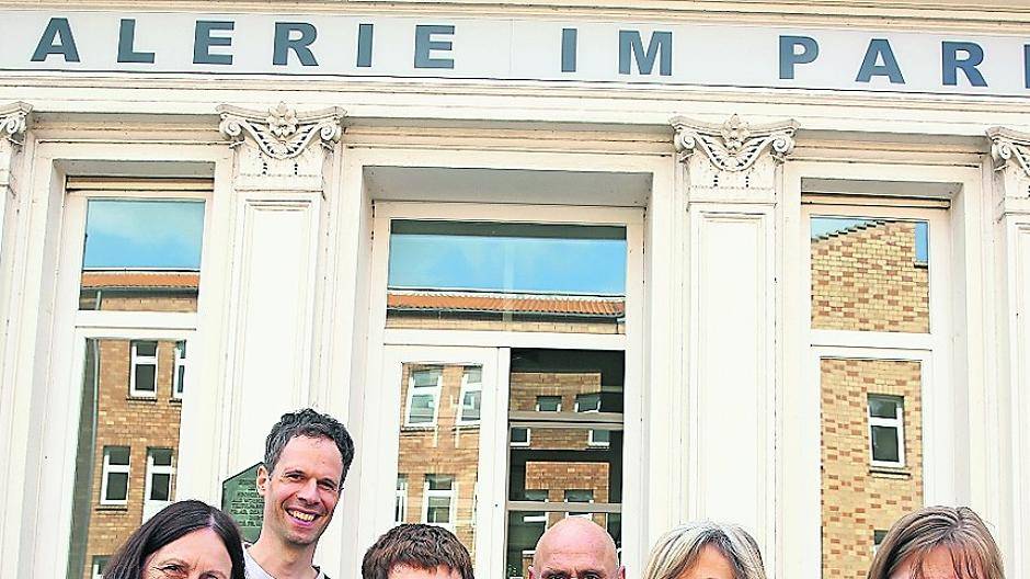  Das Team der Jury vor der Galerie im Park in Viersen. 