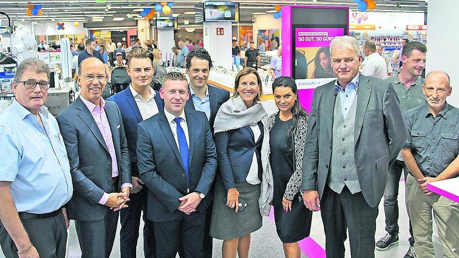  Bürgermeisterin Sabine Anemüller (6.v.l.) und Wirtschaftsförderer Thomas Küppers (2.v.l.) besuchten gemeinsam mit der Eigentümer-Familie der Rathausmarkt-Galerie Hinz den neuen expert-Markt in Viersen.  