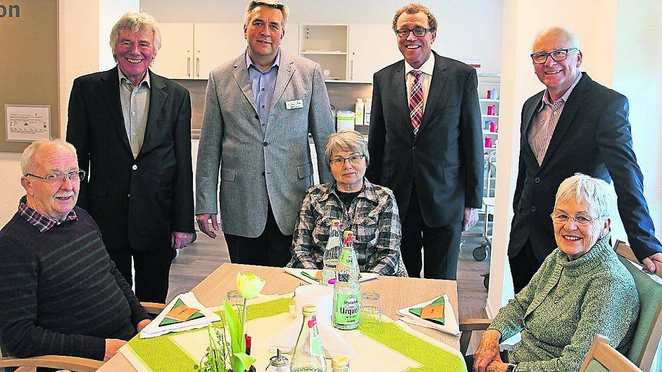 Freude im neu gestalteten Aufenthaltsbereich (v.l. stehend): Hans-Peter Hütz (Vorstand Cordes-Stiftung), Martin Stoof (Geschäftsführer Seniorenzentrum der Evangelischen Kirchengemeinde Viersen), Jochem Enzenmüller (Vorstand Cordes-Stiftung), Pfarrer Hans Bretschneider sowie die Mitglieder des Nutzerbeirates „Haus Greefsgarten“ (v.l. sitzend), Helmut Völker, Anna Maria Reuters und Karla Oehm.