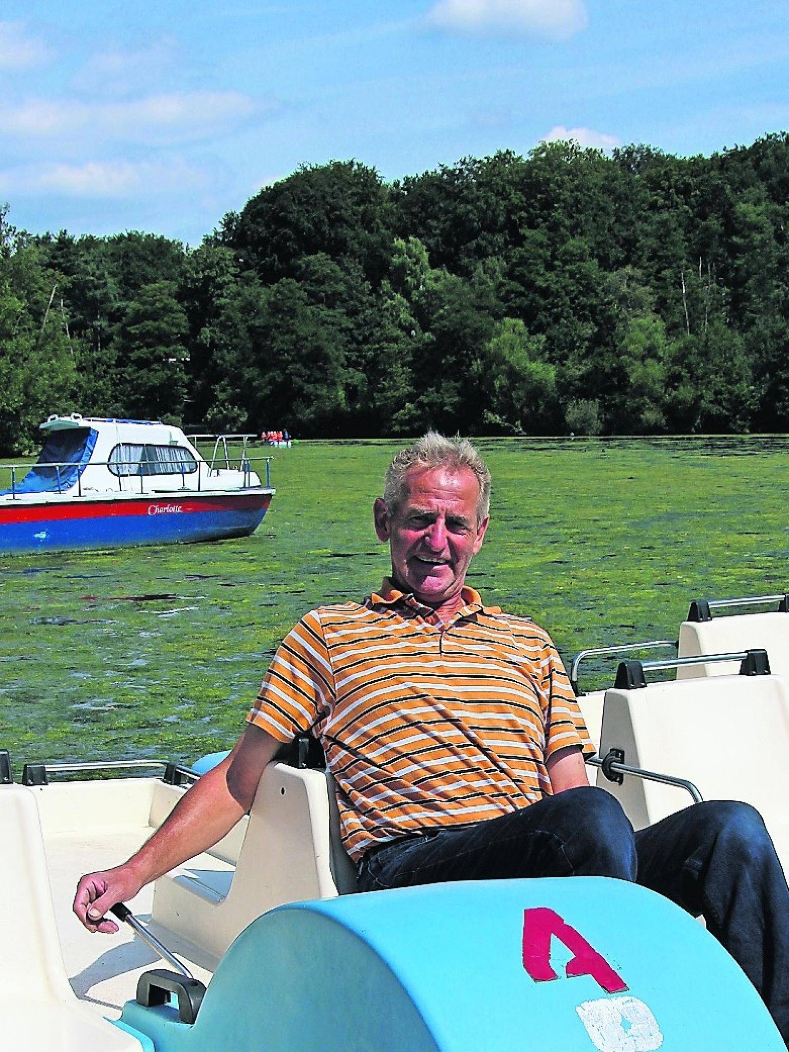  Von März bis Oktober verleiht Armin Feykes Boote am Hariksee. 