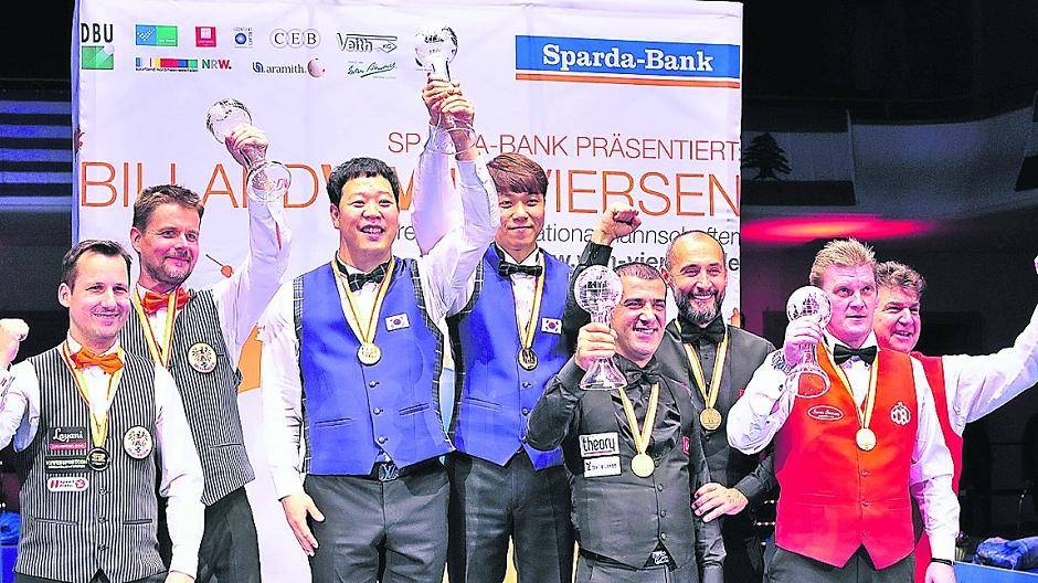  Die Siegerehrung der 32. Billard-WM in Viersen: Links das Team Österreich als Vizemeister, in der Mitte alter und neuer Weltmeister Korea und rechts die Drittplatzierten Türkei und Dänemark.  