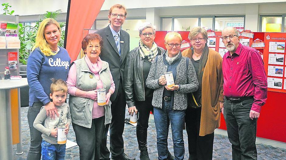 Dölker Möhnen übergeben Spende